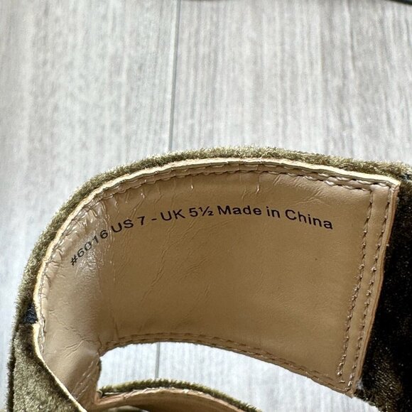 CAbi Sandals Womens 7 Interlock Block Heel Crushed Velvet Open Toe Moss Green - Picture 12 of 13